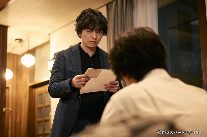 『田鎖ブラザーズ』に出演する染谷将太さんが写る場面写真