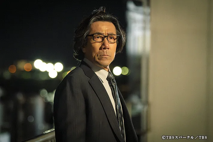 『田鎖ブラザーズ』に出演する岸谷五朗さんが写る場面写真