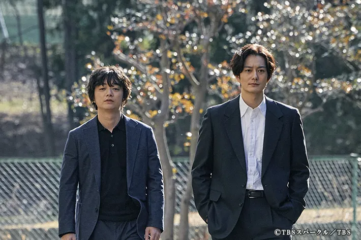 『田鎖ブラザーズ』に出演する岡田将生さんと染谷将太さんが写る場面写真