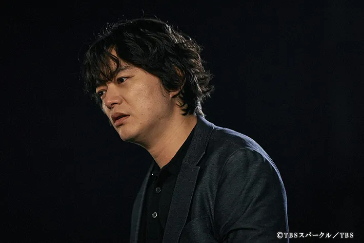『田鎖ブラザーズ』に出演する染谷将太さんが写る場面写真