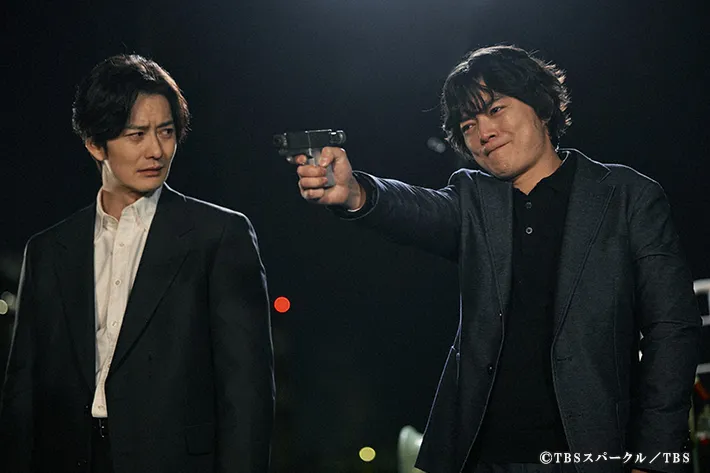 『田鎖ブラザーズ』に出演する岡田将生さんと染谷将太さんが写る場面写真