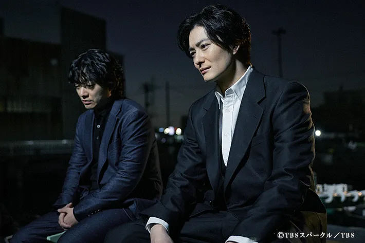 『田鎖ブラザーズ』に出演する岡田将生さんと染谷将太さんが写る場面写真