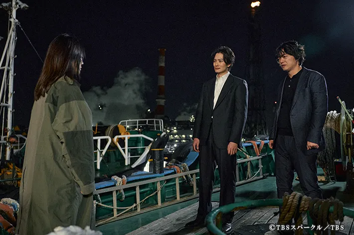 『田鎖ブラザーズ』に出演する岡田将生さんと染谷将太さんが写る場面写真