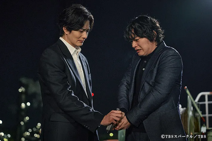 『田鎖ブラザーズ』に出演する岡田将生さんと染谷将太さんが写る場面写真