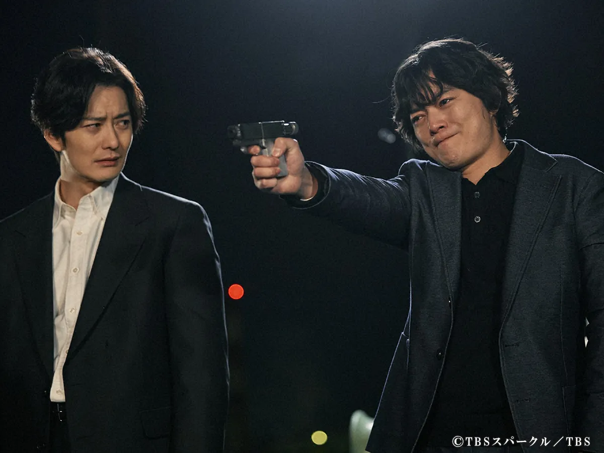『田鎖ブラザーズ』に出演する岡田将生さんと染谷将太さんが写る場面写真