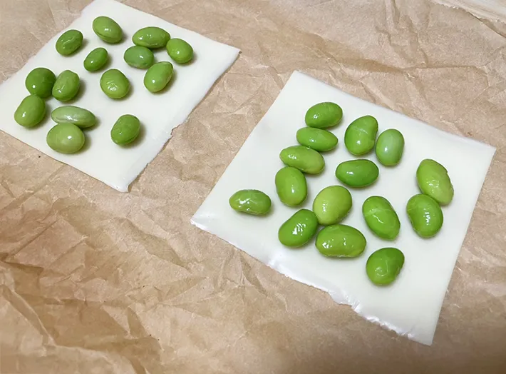 枝豆をチーズにのせる写真（撮影：grapeフード編集部）