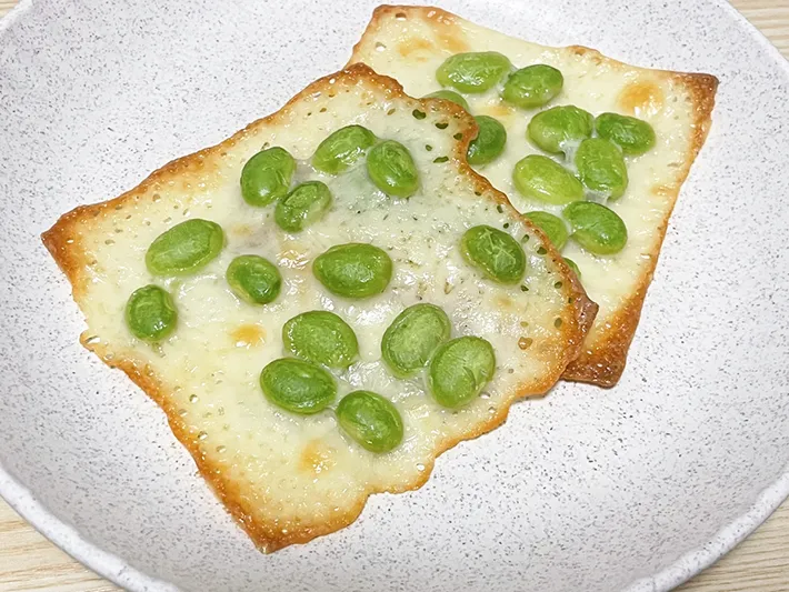 チーズに枝豆をのせて焼いた写真（撮影：grapeフード編集部）