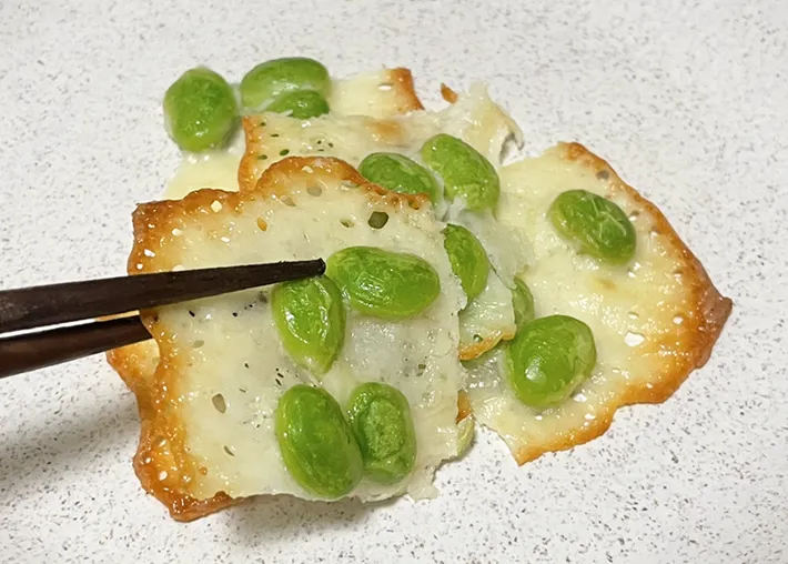 『枝豆チーズ』を一口サイズにカットした写真（撮影：grapeフード編集部）