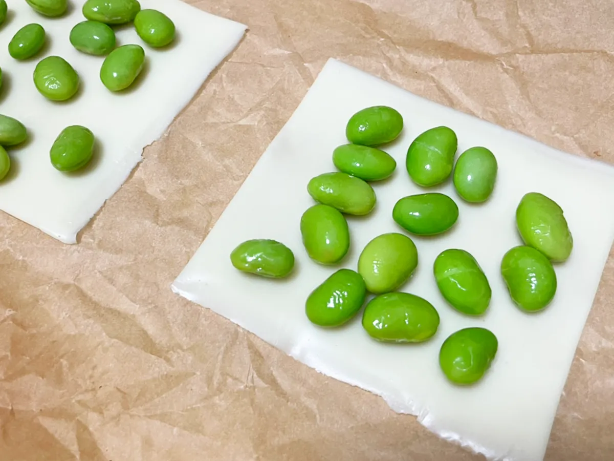 チーズに枝豆をのせた写真(撮影:grapeフード編集部)