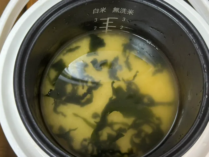 ワカメとプチッと鍋を入れて炊く（撮影：grapeフード編集部）
