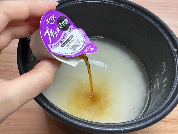 ご飯にプチッと鍋を入れる（撮影：grapeフード編集部）