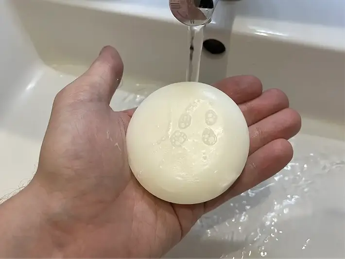 固形石けんに輪ゴムの写真　（撮影：grapeライフハック編集部）