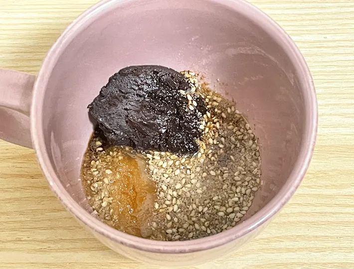 タレを混ぜる写真（撮影：grapeフード編集部）