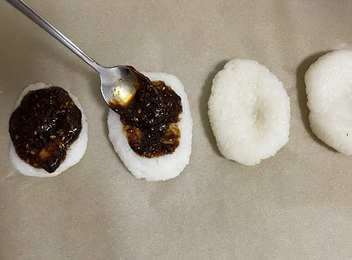 タレを塗る写真（撮影：grapeフード編集部）