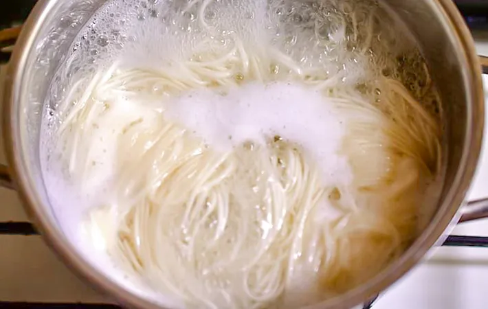 『夏野菜と卵のぶっかけそうめん』を作る写真（撮影：小泉明代）