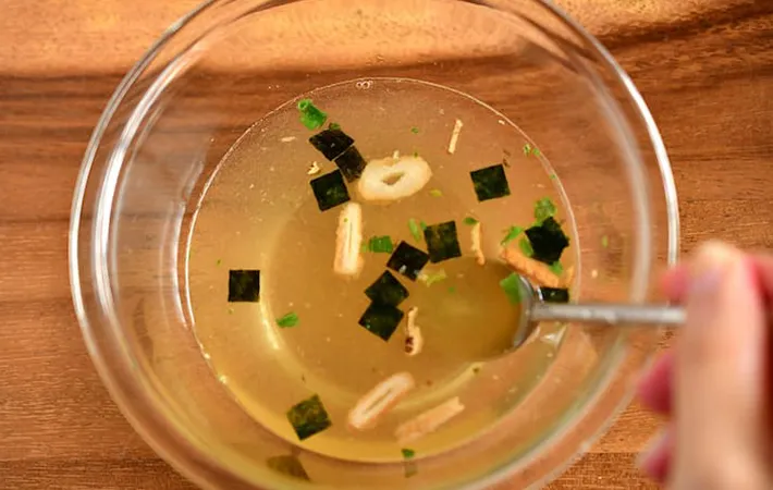 『夏野菜と卵のぶっかけそうめん』を作る写真（撮影：小泉明代）