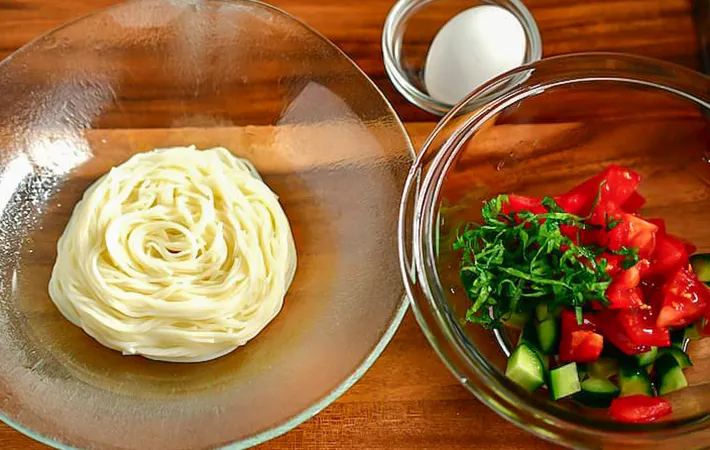 そうめんと卵と野菜の写真（撮影：小泉明代）