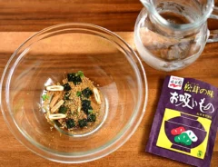 『松茸のお吸い物』とそうめんの写真（撮影：小泉明代）