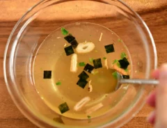 『夏野菜と卵のぶっかけそうめん』を作る写真（撮影：小泉明代）