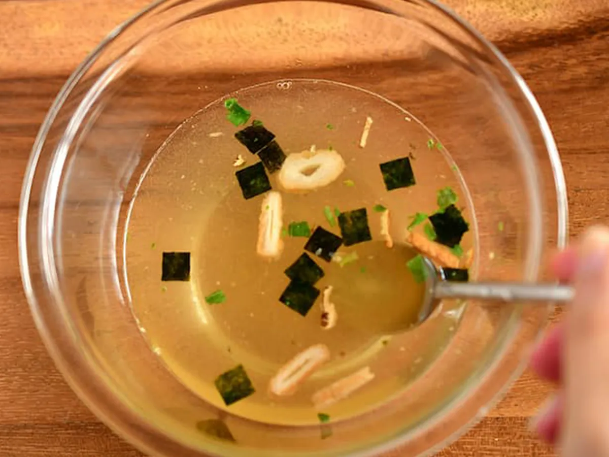 『夏野菜と卵のぶっかけそうめん』を作る写真（撮影：小泉明代）