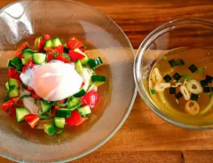 『夏野菜と卵のぶっかけそうめん』を作る写真（撮影：小泉明代）