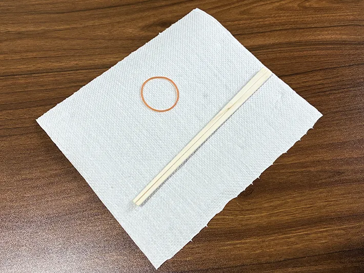 机に置かれた割り箸とキッチンペーパー、輪ゴム（撮影：grapeライフハック編集部）