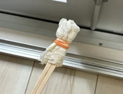 キッチンペーパーを巻きつけた割り箸（撮影：grapeライフハック編集部）