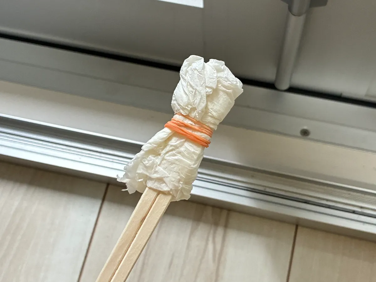 キッチンペーパーを巻きつけた割り箸（撮影：grapeライフハック編集部）