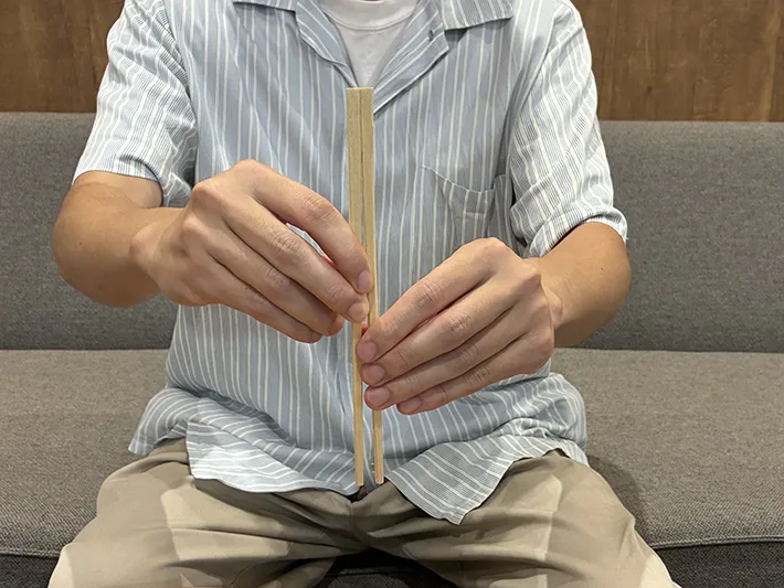 割り箸を縦向けで割ろうとする場面（撮影：grapeライフハック編集部）