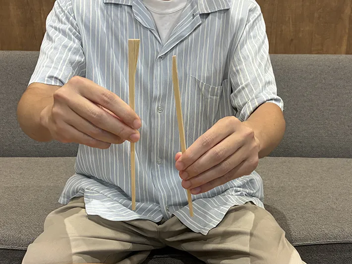 縦向けで割った割り箸（撮影：grapeライフハック編集部）