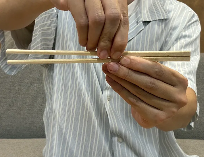 水平にして箸を割る場面（撮影：grapeライフハック編集部）