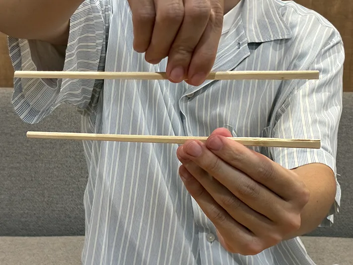 水平にして、きれいに割れた割り箸（撮影：grapeライフハック編集部）