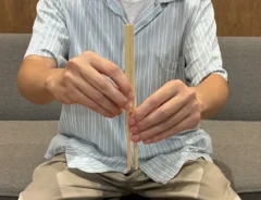 割り箸を縦に構える場面（撮影：grapeライフハック編集部）