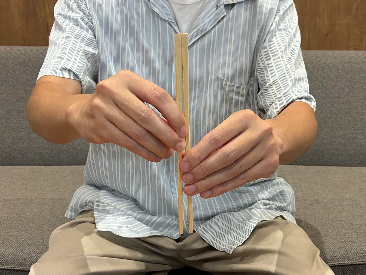 割り箸を縦に構える場面(撮影:grapeライフハック編集部)