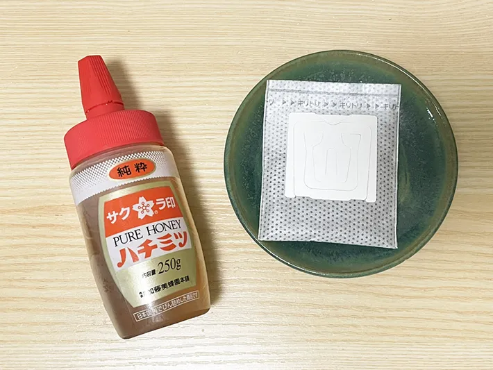 コーヒーのドリップバッグとハチミツの写真（撮影：grapeフード編集部）