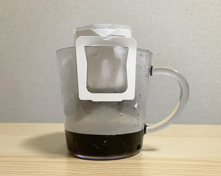ドリップバッグでコーヒーを抽出する写真（撮影：grapeフード編集部）