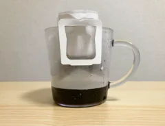ドリップバッグでコーヒーを抽出する写真（撮影：grapeフード編集部）
