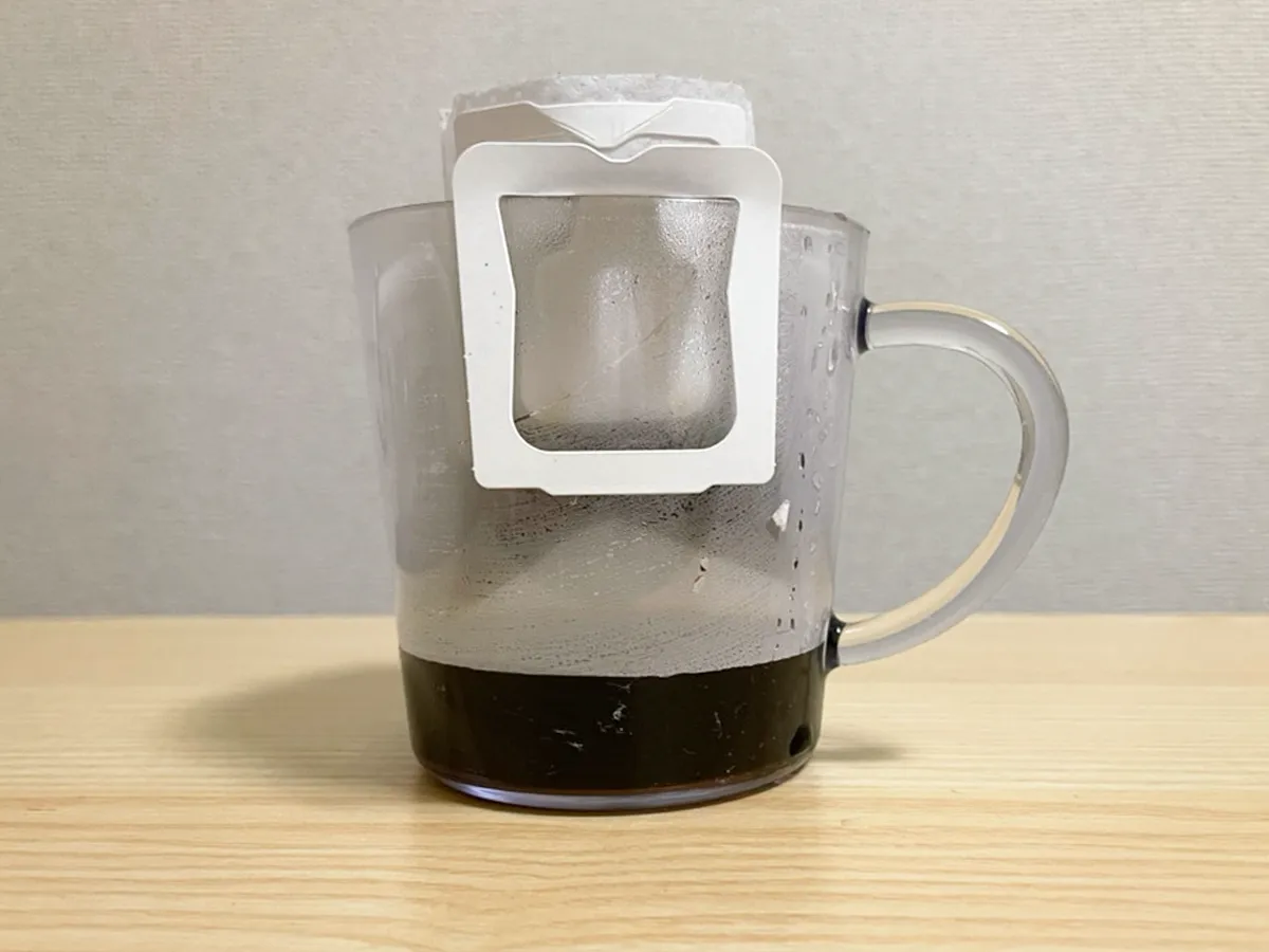 ドリップバッグでコーヒーを抽出する写真（撮影：grapeフード編集部）