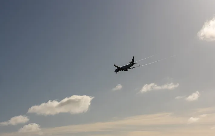 飛行機と空の写真
