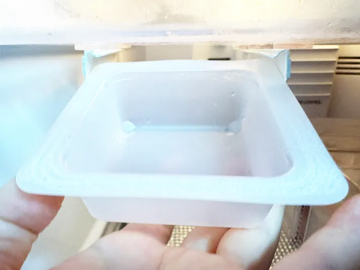 豆腐パックと使う配線カバー（撮影：grapeライフハック編集部）