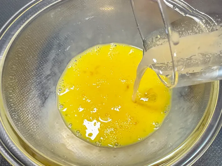 ツナ缶の油を加える（撮影：grapeフード編集部）