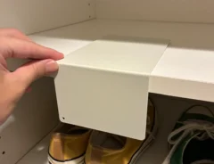 下駄箱の棚にブックエンドを置く場面（撮影：grapeライフハック編集部）