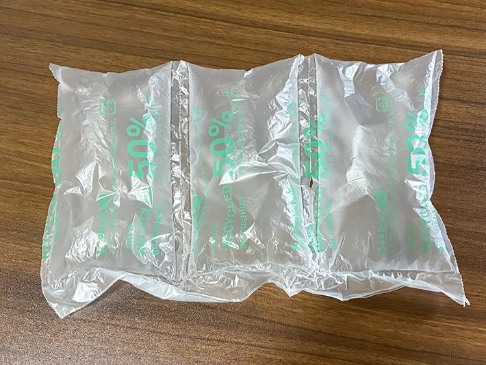 机に置かれたエア緩衝材（撮影：grapeライフハック編集部）