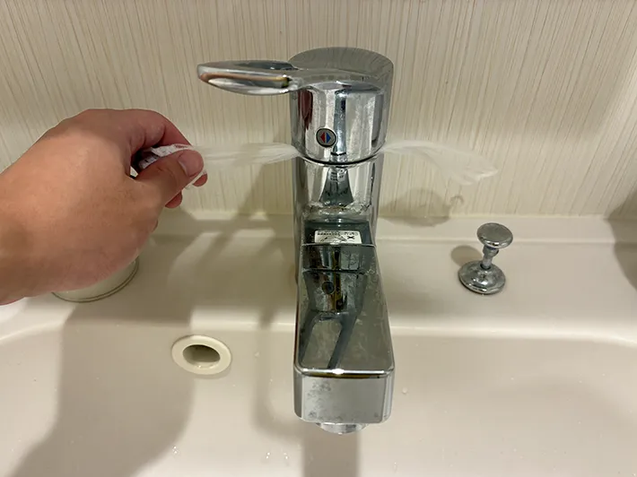 蛇口の隙間に差し込んだ水切りネット（撮影：grapeライフハック編集部）