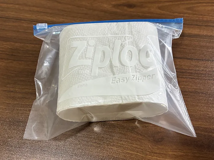 ジッパーつき袋に入れたトイレットペーパー（撮影：grapeライフハック編集部）