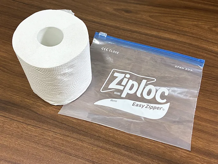 机に置かれたトイレットペーパーとジッパーつき袋（撮影：grapeライフハック編集部）