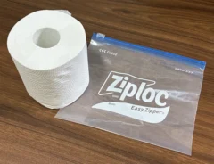 机に置かれたトイレットペーパーとジッパーつき袋（撮影：grapeライフハック編集部）
