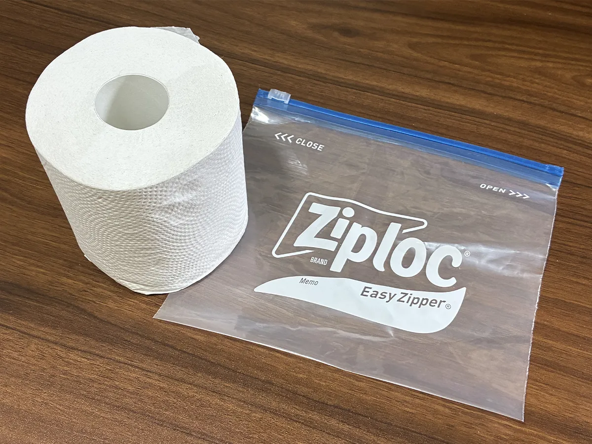 机に置かれたトイレットペーパーとジッパーつき袋（撮影：grapeライフハック編集部）