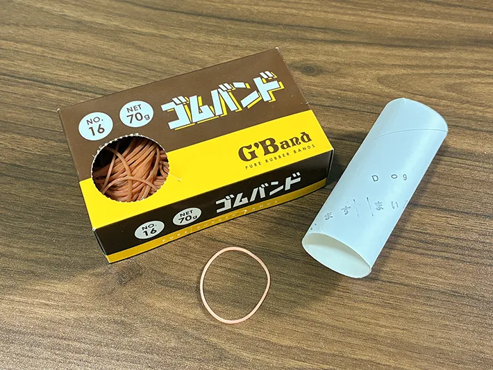 机に置かれたトイレットペーパーの芯と輪ゴム（撮影：grapeライフハック編集部）