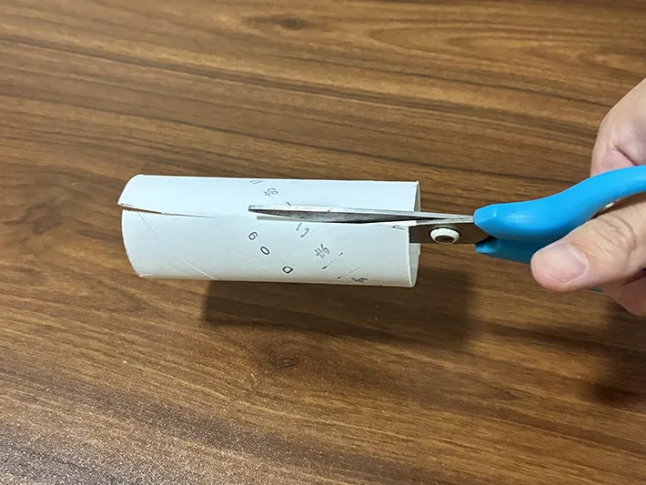 トイレットペーパーの芯にハサミで切れ込みを入れる場面（撮影：grapeライフハック編集部）